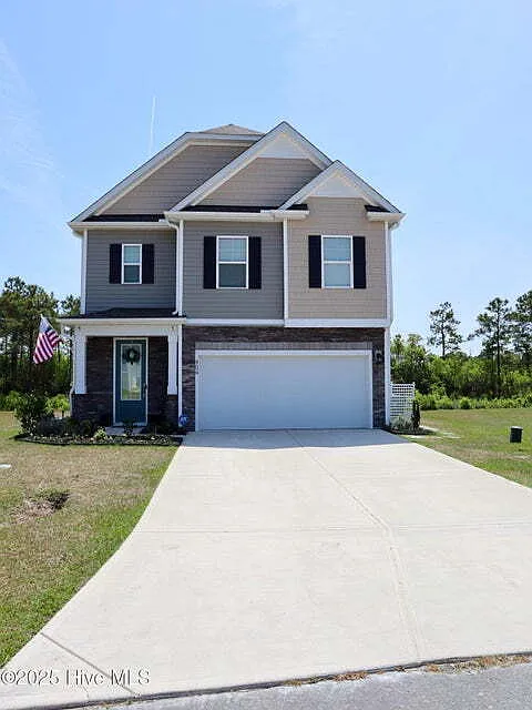 4 bed, 3.0 bath, $2,400 — Photo 1