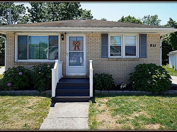 37 Burke Dr, Lackawanna, NY 14218