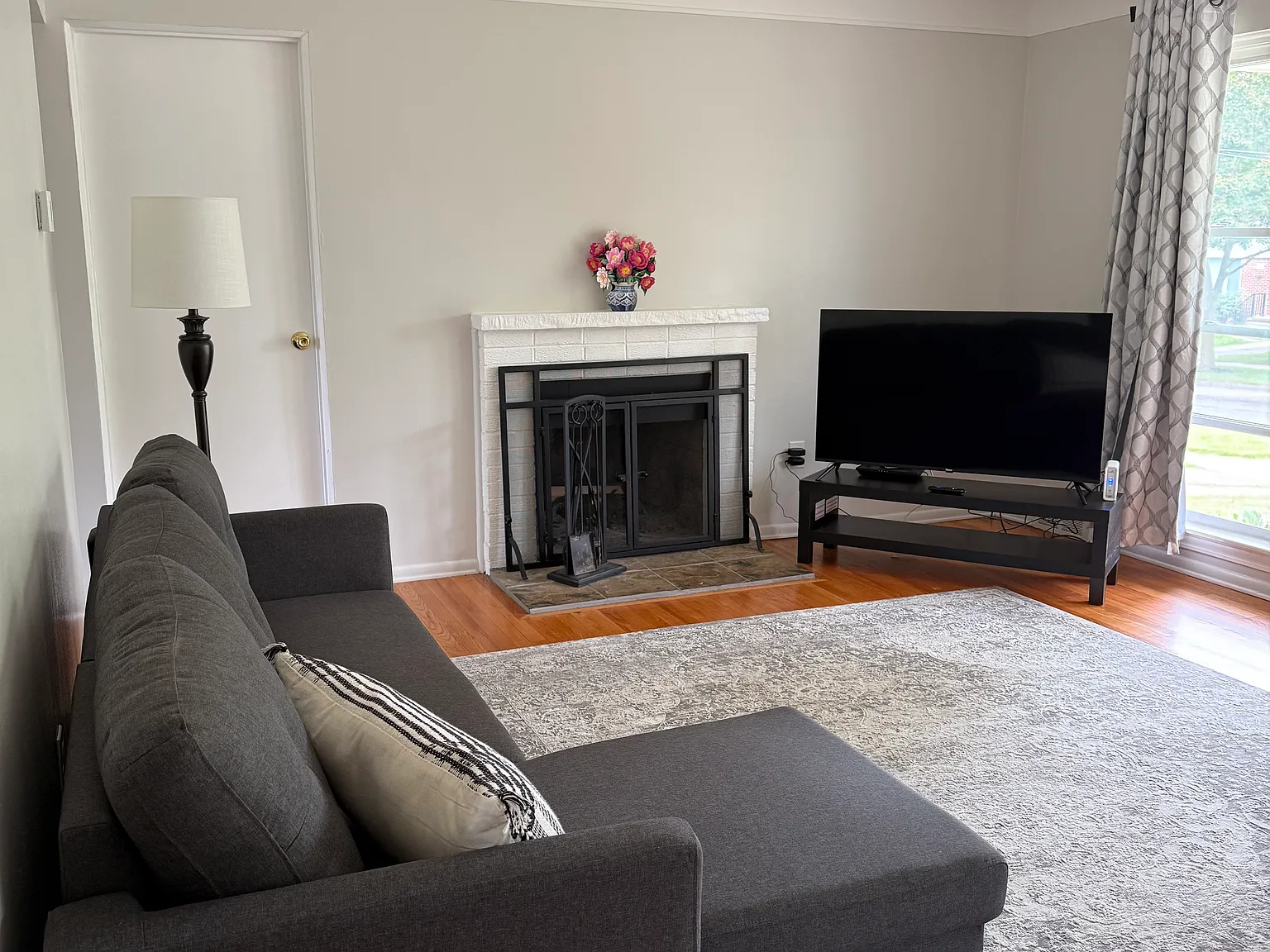 3 bed, 1350 sqft, $2,700 — Photo 3