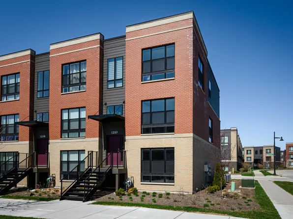 1210 Lakepointe Dr, Schaumburg, IL 60173