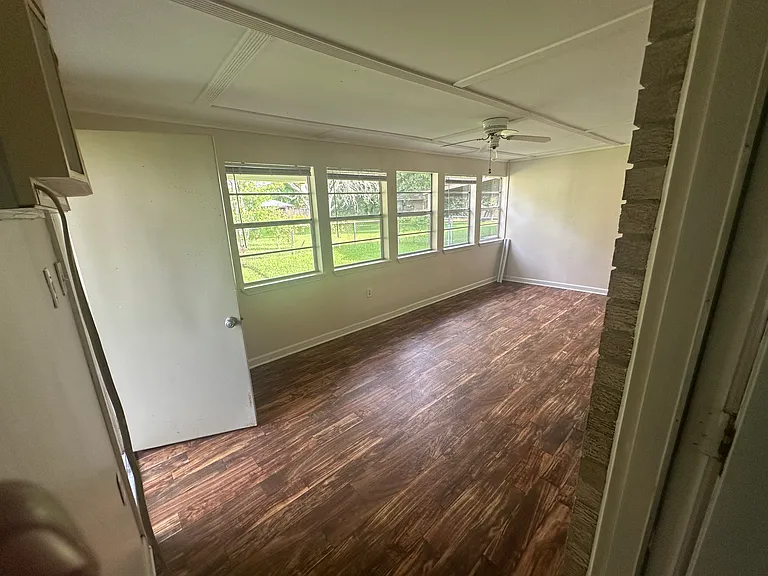 940 Robbie St — Photo 13