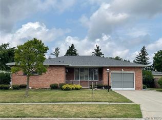 18 Diane Dr, West Seneca, NY 14224