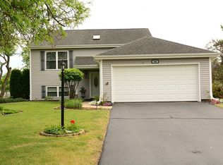 935 Revere Ln, Island Lake, IL 60042