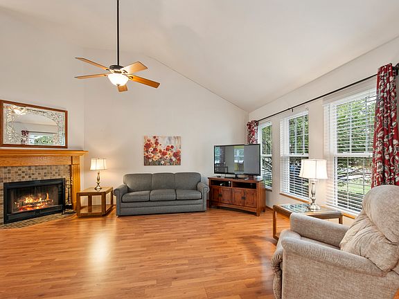 3rd image of 1582 Sun Ridge Dr