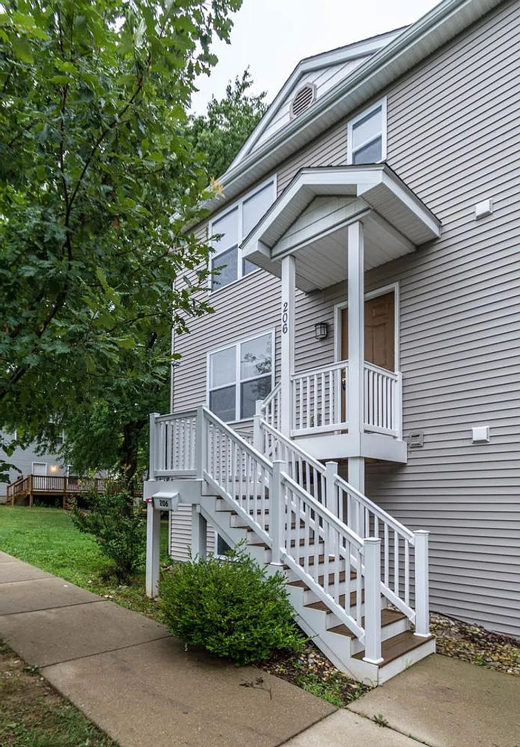 202 E 20th - 4-Bed/3-Bath Townhouse - Walking distance to stadium! — Photo 1