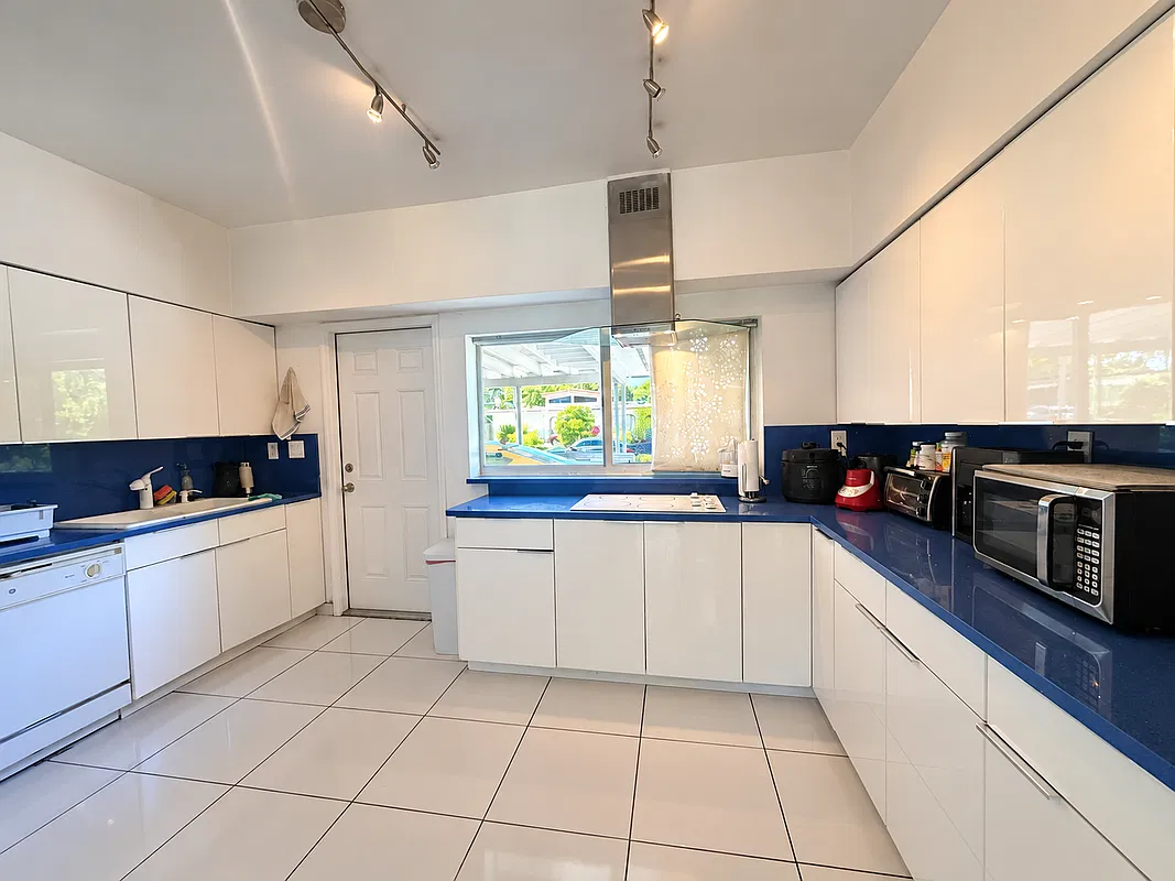 3 bed, 2.0 bath, 1864 sqft, $3,900 — Photo 4