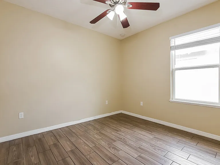 121 Daigledog St — Photo 13