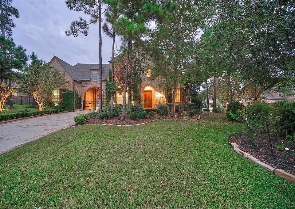 Welcome to 31 Solebrook Path. 5 Bedrooms, 4/3 Baths, 3 Car Garage,  4667 SqFt Home on a large 16282 sqft Lot