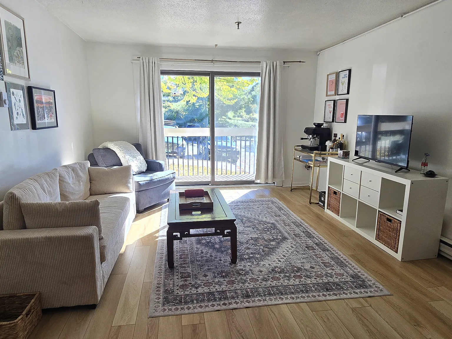 2 bed, 950 sqft, $2,325 — Photo 2