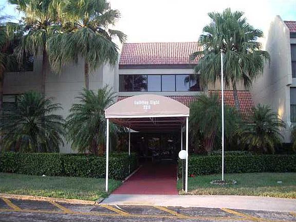2nd image of 220 Lakeview Dr APT 107