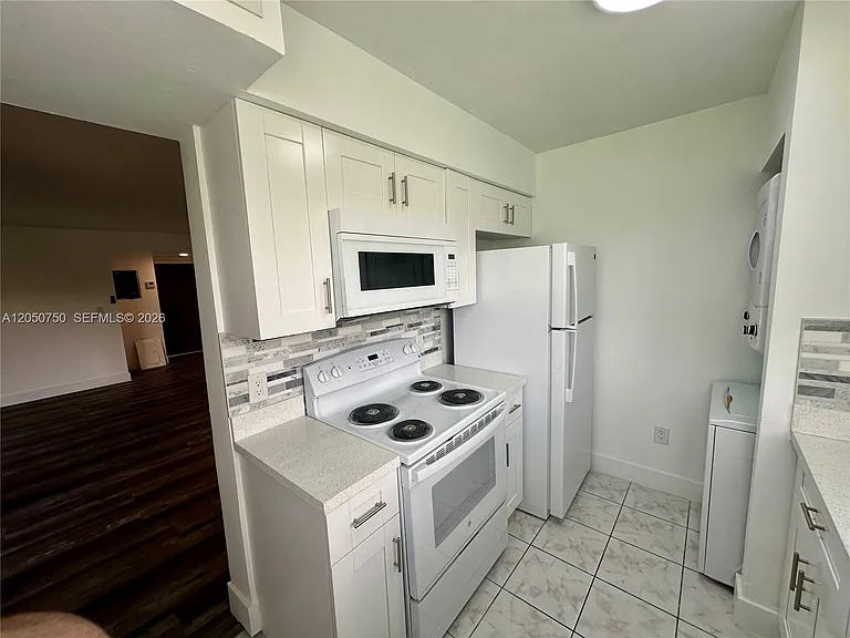 960 N Franklin Ave #960G — Photo 9