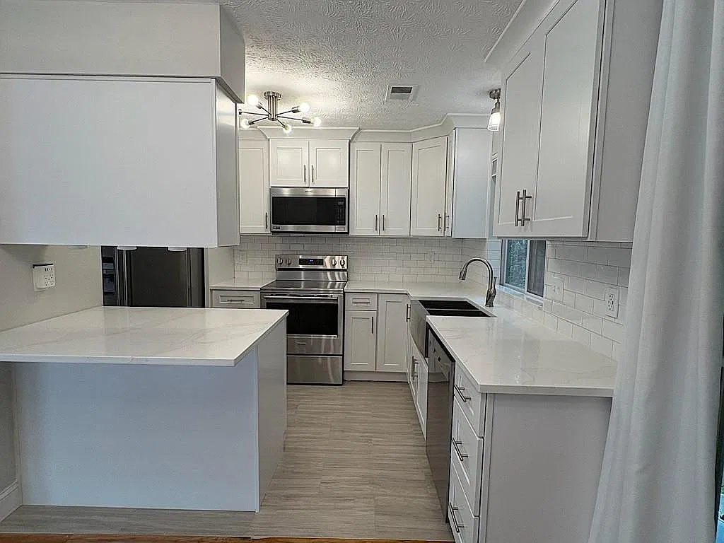 3 bed, 2.0 bath, 1344 sqft, $2,300 — Photo 3