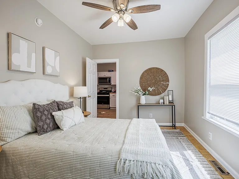 1146 S Plymouth Ave — Photo 14