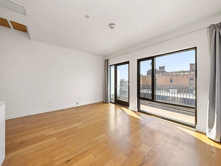 644 Selden St #302 — Photo 14