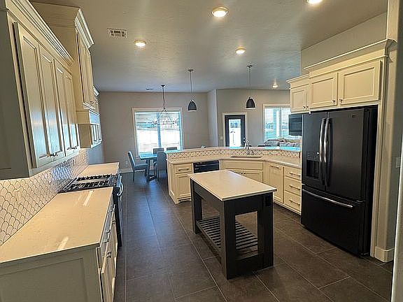 Spacious kitchen w/ island