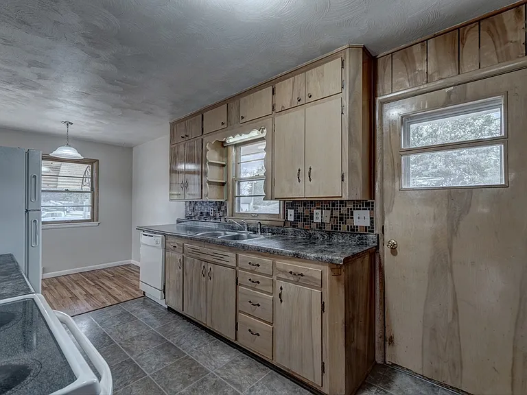 4633 Capitol St — Photo 16