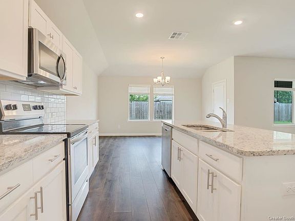 5th image of 977 N Berryvine Ln