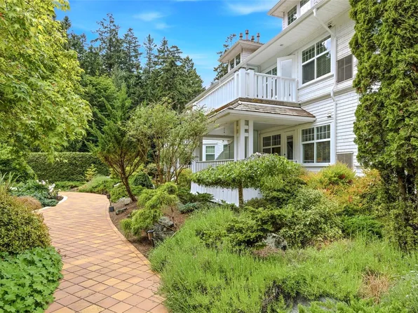 292 Crescent Rd E #105, Qualicum Beach, BC V9K 0A5