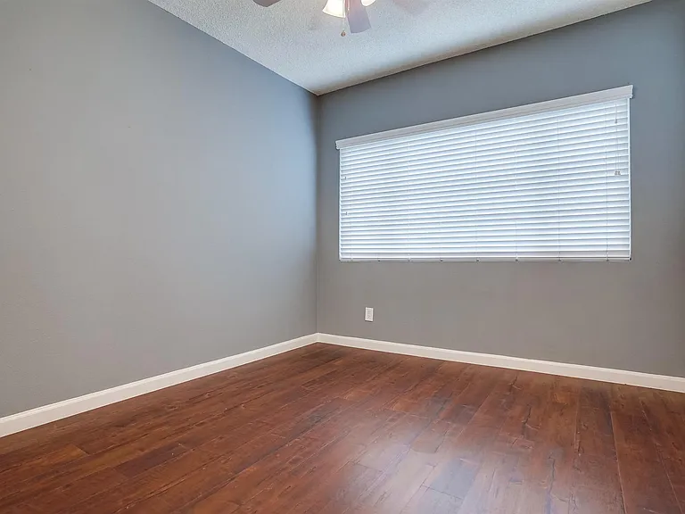 537 W Hyde Park Blvd — Photo 10