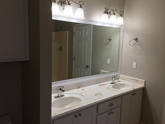 Master bath (2 sinks) + Huge Master Closet