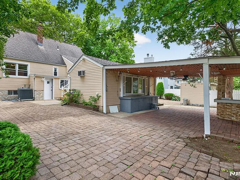 670 John St — Photo 37