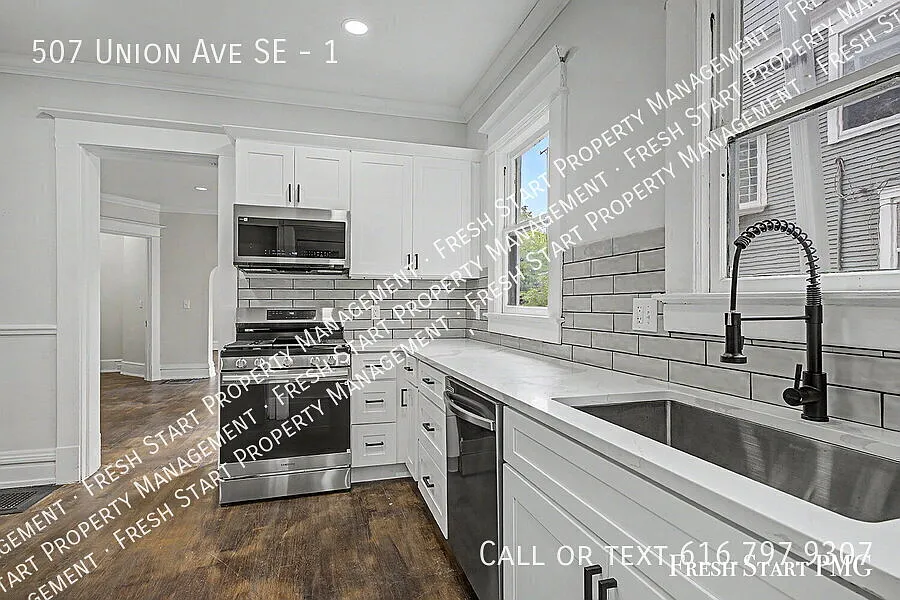 Charming 2-Bedroom Duplex in Heritage Hill — Photo 2