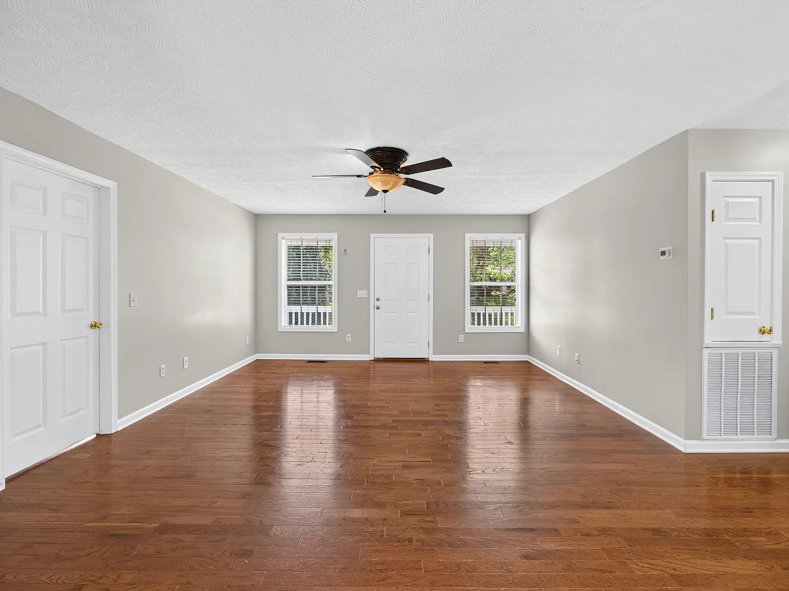 3 bed, 2071 sqft, $1,975 — Photo 4