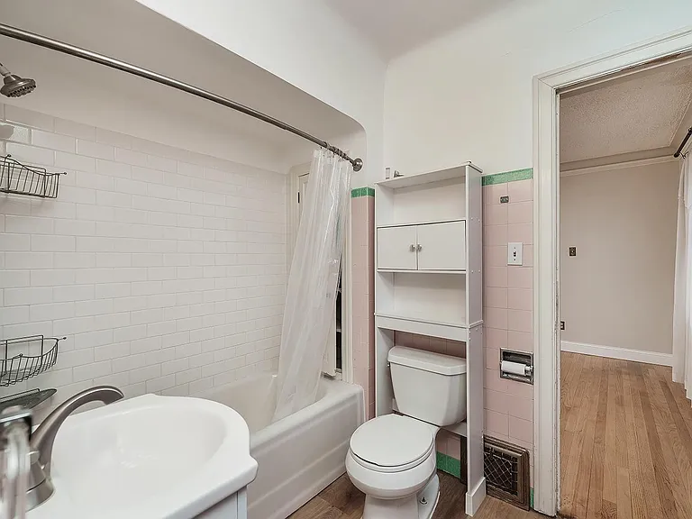 Jack and Jill bathroom (located between 2 bedrooms)