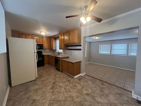 4th image of 4011 E Englewood Blvd