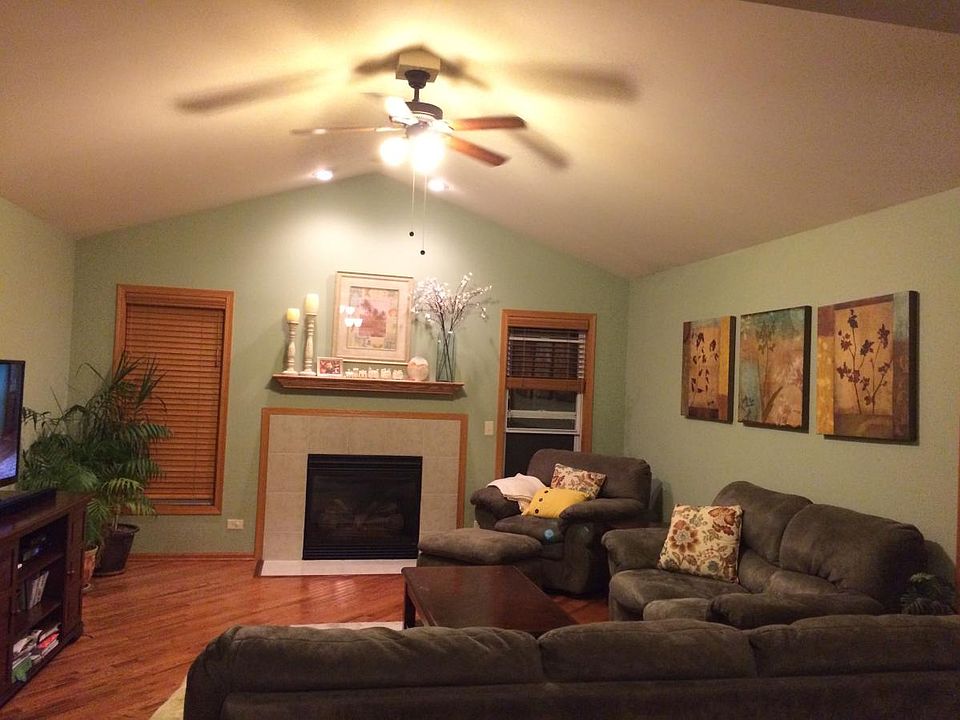Living room with gas fire place and ceiling fan