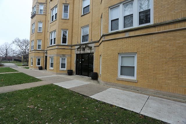 1st image of 6501 N Claremont Ave #00