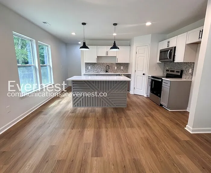 411 E Torbush Dr — Photo 4