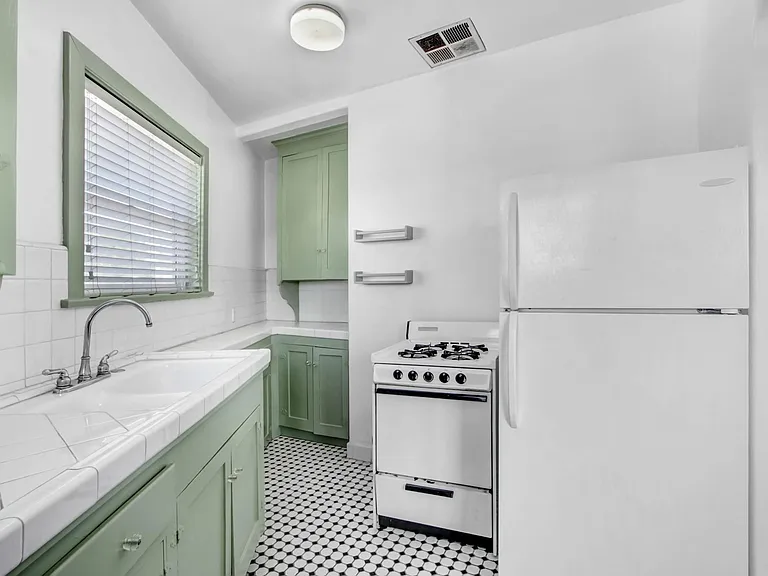 2524 James M Wood Blvd #302 — Photo 3