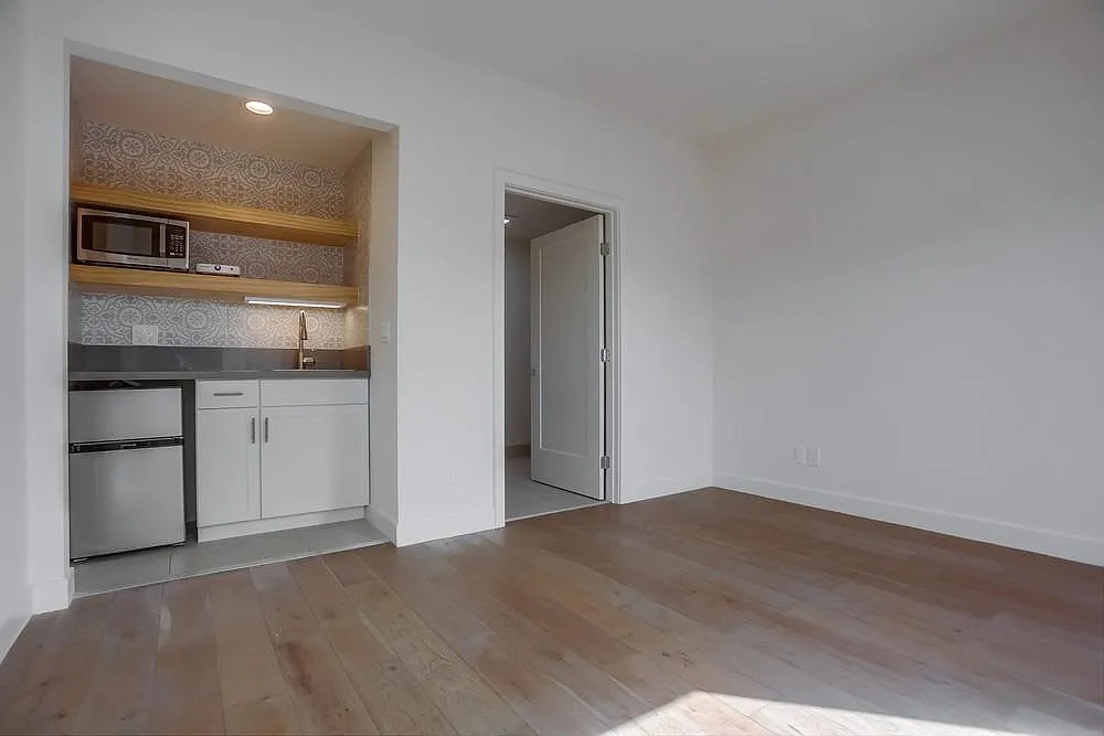 2552 Gregory Dr — Photo 4