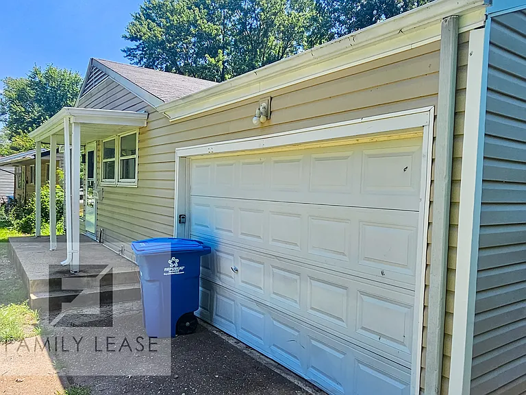 10728 Spring Garden Dr — Photo 2