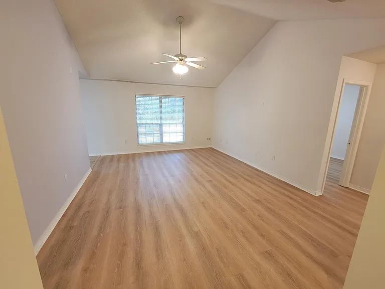2405 Hemlock Dr — Photo 2