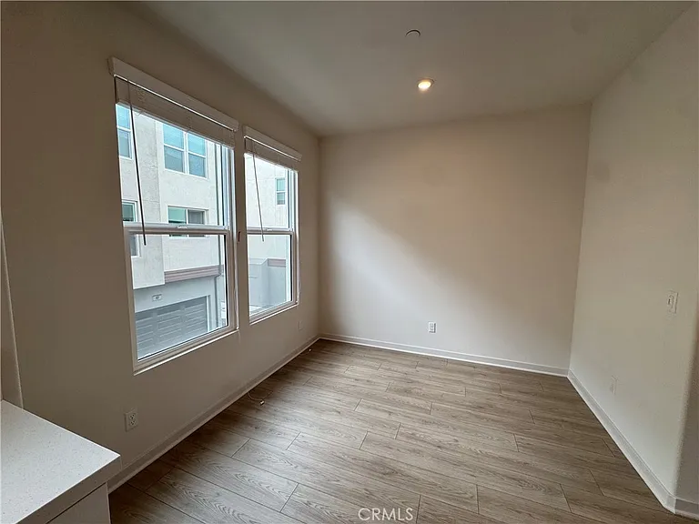 652 E 4th St — Photo 15