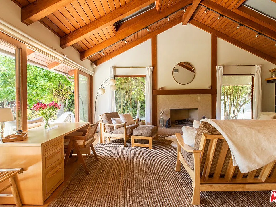 3626 Mandeville Canyon Rd