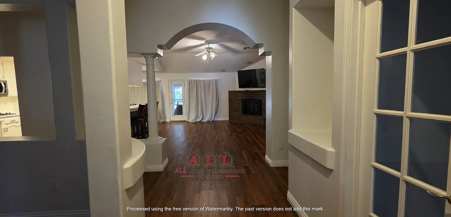 4 bed, 2.0 bath, 1999 sqft, $3,099 — Photo 3