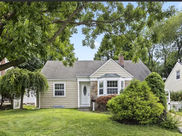 94 Lakeview St, River Edge, NJ 07661