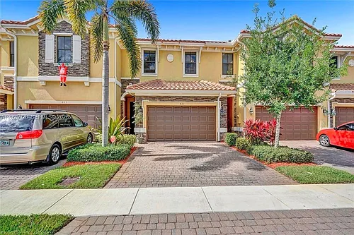 821 E Village Cir #821 Photo 1