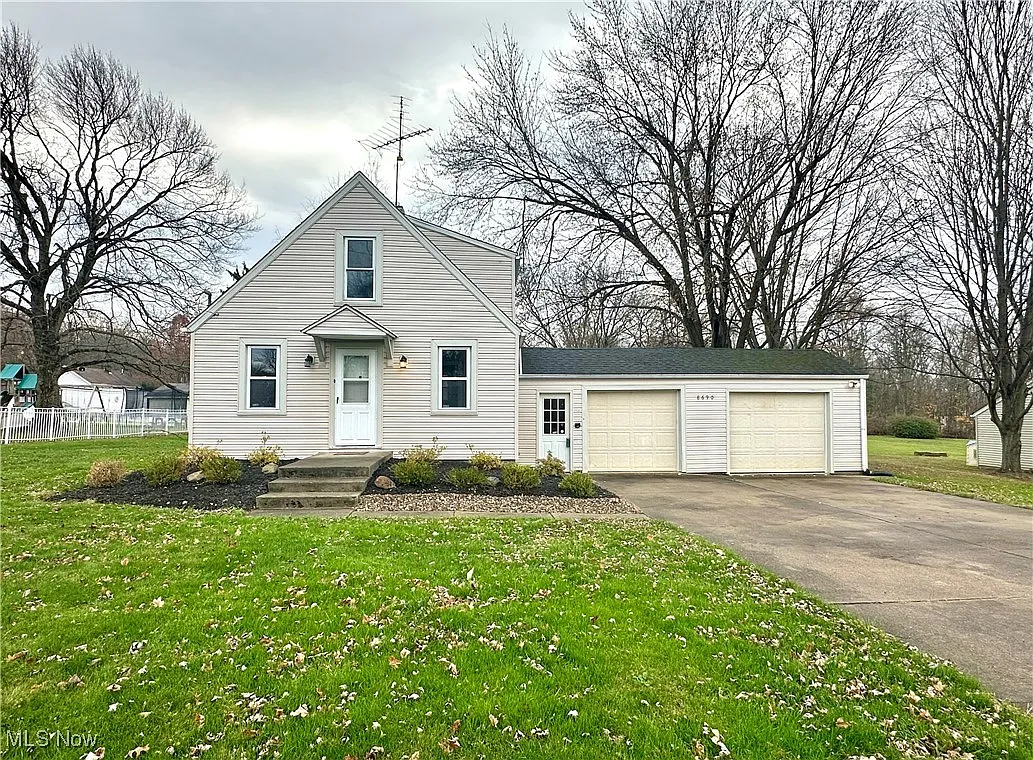 8690 Stetson Dr NE photo 1