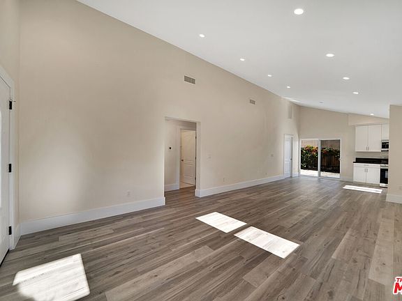 4th image of 1130 N Hudson Ave