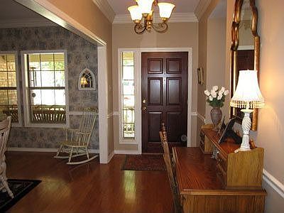 3rd image of 135 Clubview Dr