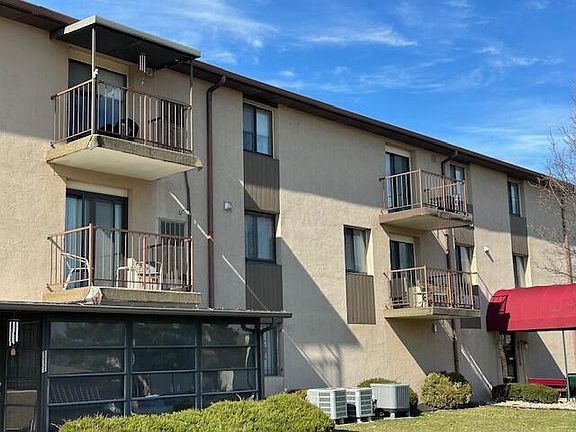 2nd image of 5885 Beechcroft Rd APT 313