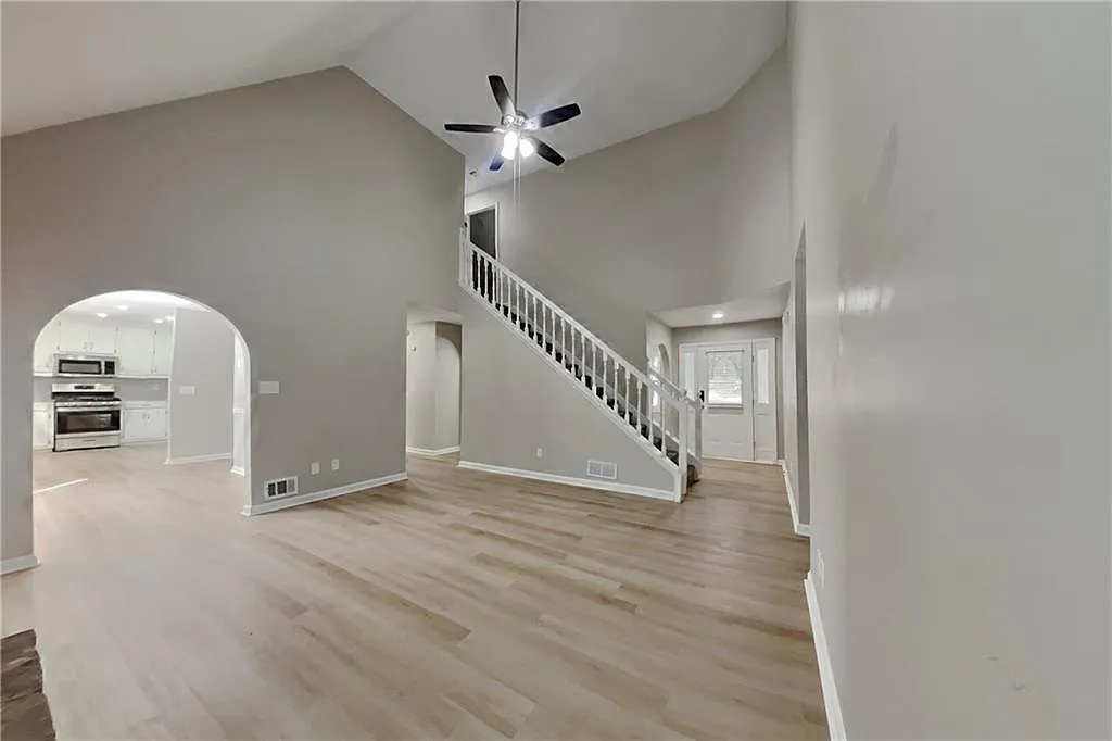 4 bed, 2.5 bath, 1900 sqft, $2,400 — Photo 3