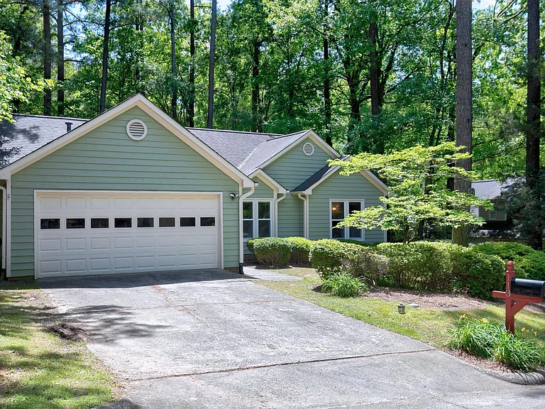 113 Wethersfield Dr — Photo 1