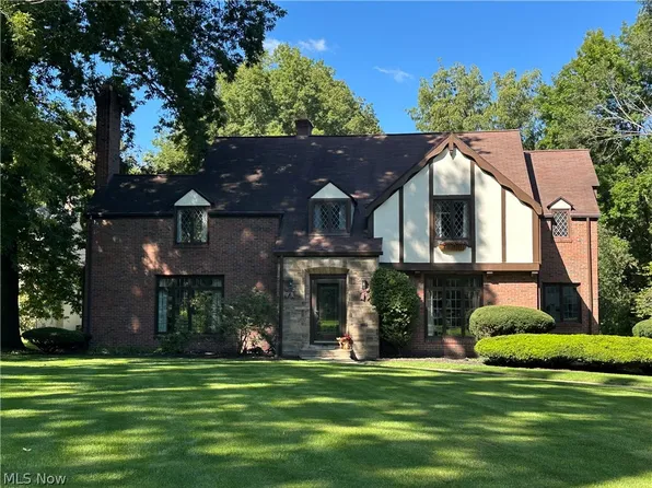 1000 Colonial Dr, Youngstown, OH 44505