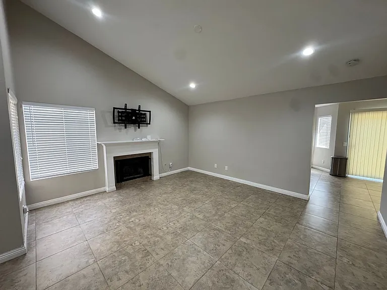 11806 Carlisle Ct — Photo 4