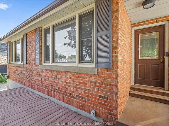 3rd image of 204 McNaughton Ave E